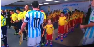 Hành động vô tâm đáng lên án của Messi với 1 fan nhí