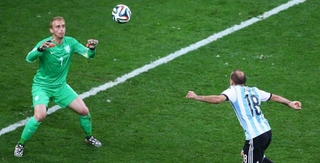 Nhái siêu phẩm của Van Persie, sao Argentina bị chê cười