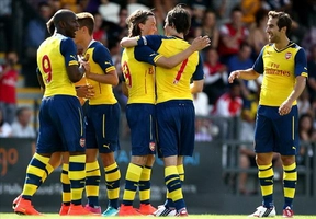 Arsenal chào hè 2014 bằng thắng lợi nhẹ nhàng trước đối thủ bán chuyên nghiệp