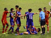 Cầu thủ đấu võ, trọng tài suýt bị tấn công ở An Giang