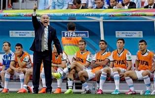 HLV Sabella suýt ngã ngửa vì…Higuain