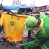 Sau thất bại trước xe tăng Đức, CĐV Brazil đốt áo Neymar