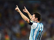 Fan Ronaldo tung video dìm hàng Messi