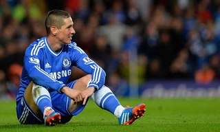 Tái hiện pha bỏ lỡ “không tưởng”, Torres lại bị CĐV yêu cầu “cuốn xéo”