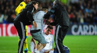 Fan cuồng nhảy vào sàm sỡ Ronaldo