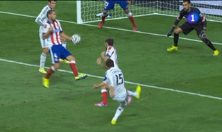 Real Madrid bị trọng tài cướp trắng một quả 11m