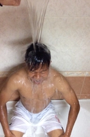 Cầu thủ U19 Việt Nam tham gia trò dội nước đá