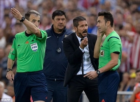 Mourinho phẩy Simeone bị đuổi khỏi sân vì dám xoa đầu… trọng tài