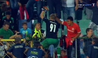 Sắm vai thủ môn bất đắc dĩ, hậu vệ xuất sắc tóm gọn 2 quả 11 mét