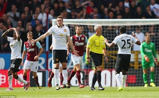 Sir Alex giải nghệ, Man Utd lập tức hết uy với giới trọng tài?
