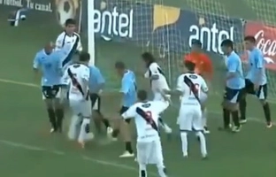 Bàn thắng hỗn loạn nhất mọi thời đại