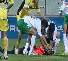 Trọng tài bị cầu thủ trả thù bằng một cú sút siêu mạnh