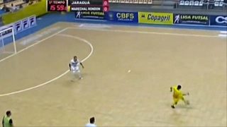 Bị ăn thẻ, cầu thủ Futsal nổi điên đánh trọng tài