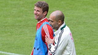 Rỗi hơi, Pep và Muller bày trò đá .... ống bơ