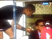 Trọng tài ở Ecuador nhận tiền lộ liễu trước trận