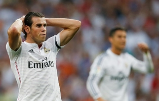 Bale tổ lái tránh khỏi cú đạp của fan Real nhằm vào siêu xe