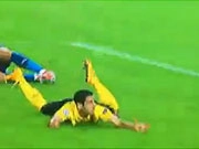 Tình huống Mkhitaryan ngã trong vòng cấm của Arsenal