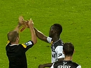 Cầu thủ Guingamp không cho trọng tài rút thẻ đỏ