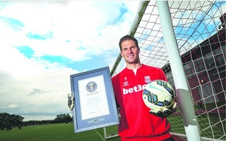 Ghi bàn từ cự ly không tưởng, thủ môn Begovic lập kỷ lục Guinness