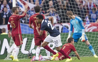 Pháp 1-0 TBN: Cuồng phong đỏ hiền lành và dịu êm trước gà trống