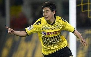 Cựu sao M.U tả xung hữu đột qua ... 50 cầu thủ nhí để ghi bàn