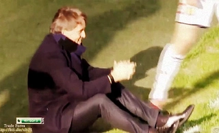 HLV Mancini ngã lăn quay vì bị học trò sút trúng mặt