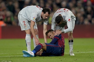 Neymar đổ máu đầm đìa mắt cá chân sau pha truy cản thô bạo