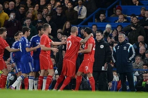 Diego Costa và Steven Gerrard phang nhau ngay trên sân ở bán kết cúp Liên đoàn