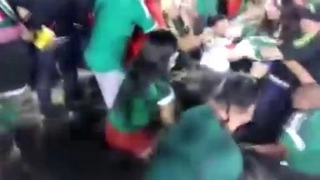 Fan bóng đá nữ siêu cứng: Ẩu đả với... CĐV nam trên khán đài