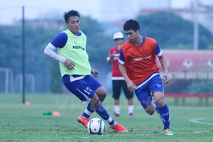 Công Phượng dễ dàng đánh bại Hồng Quân ở bài tập đối kháng