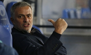 HLV Mourinho bị tố xô CĐV quay lén ông