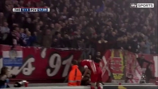 Bật cười với màn ăn mừng bàn thắng theo phong cách cắm mặt xuống đất