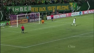 Quả 11m không tưởng đưa bóng dội cả hai cột