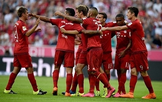 Dàn sao Bayern Munich bày trò sút bóng vào gôn từ chấm phạt góc