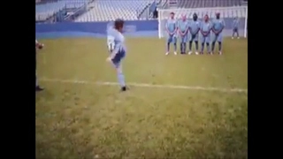 Clip bóng đá vui: Đứng làm hàng rào đúng là cực hình