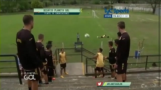 Đội bóng Argentina trình diễn màn chơi bóng bằng đầu ấn tượng