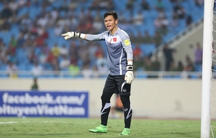 Những pha cản phá siêu đẳng của “người nhện” Nguyên Mạnh trong trận gặp Iraq