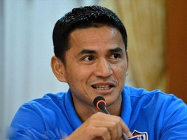 HLV Kiatisak trổ tài hát hit của ca sỹ Mỹ Tâm