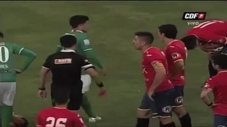 Trận đấu bóng đá sặc mùi bán độ tại Chile