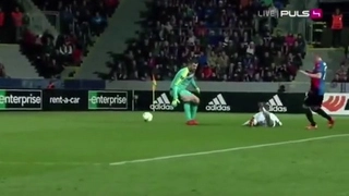 Vấp ngã vẫn ghi bàn khiến đối thủ ngỡ ngàng