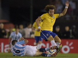 Hai phút điên rồ của trung vệ Luiz ở trận Argentina 1-1 Brazil