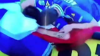 Cầu thủ Italia ghi bàn xong hôn cờ Pháp đầy xúc động