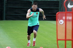 Ngôi sao Messi lập siêu phẩm sút phạt trên sân tập sau chấn thương