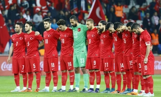 CĐV Thổ Nhĩ Kỳ la ó khi tưởng niệm nạn nhân vụ khủng bố Paris