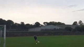 Hai nữ cầu thủ nhí dùng tuyệt kỹ rabona kiến tạo và ghi bàn