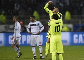 Màn dàn xếp đá phạt đầy sáng tạo ở Champions League