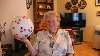 Bà lão 90 tuổi gây sốt toàn thế giới bằng tài tâng bóng