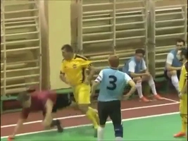 Cầu thủ futsal ngang nhiên đấm vào mặt trọng tài