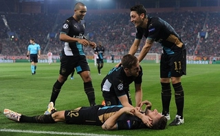 Dàn sao Arsenal bày trò chơi bi-a bằng chân