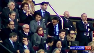 Neymar và Rafinha rảnh rỗi bày trò búng tai nhau trên khán đài Nou Camp